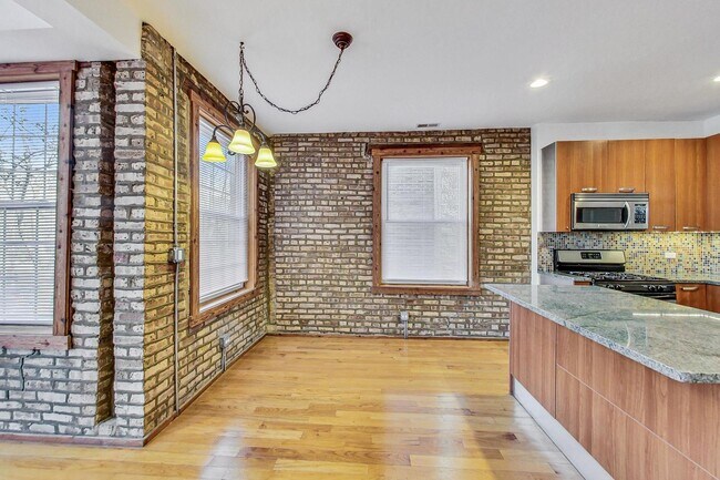Building Photo - 2705 W Hirsch St