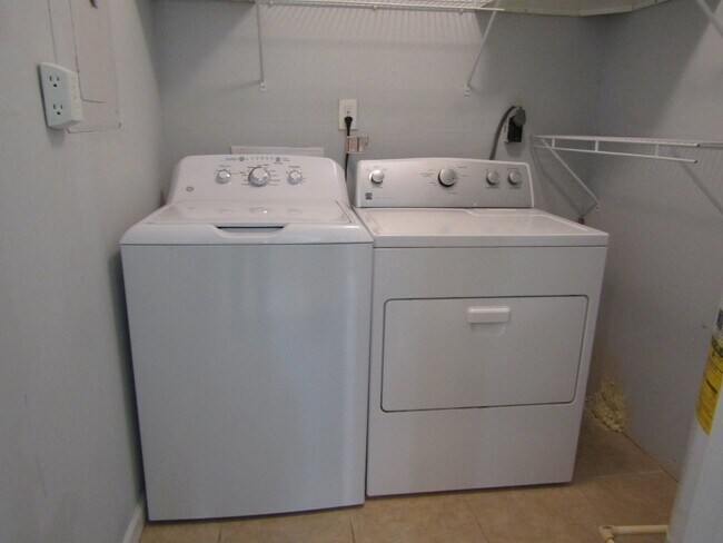 Building Photo - Spacious 3-Bedroom, 1.5-Bath Townhome in Gulf Breeze Near Top-Rated Schools, Beaches, and Gulf Br...