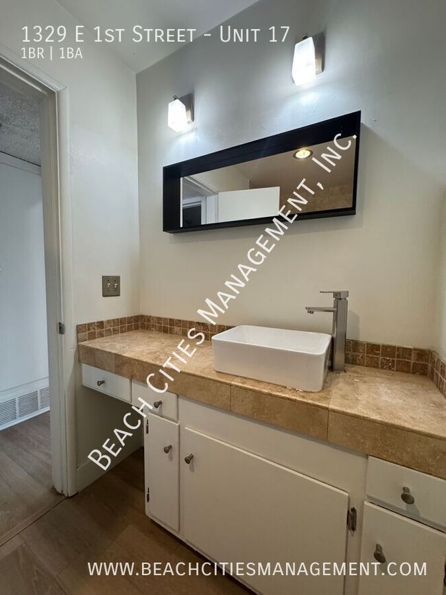 Building Photo - Stunning 1 Bedroom 1 Bath Condo Just One B...