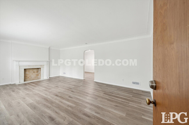 Building Photo - 2834 Sherbrooke Rd