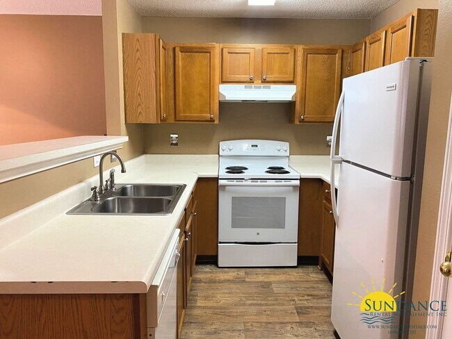 Building Photo - Beautiful 3 Bedroom Townhouse in Crestview!