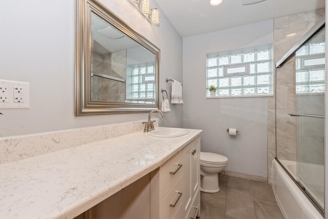 Building Photo - 8108 N Oriole Ave