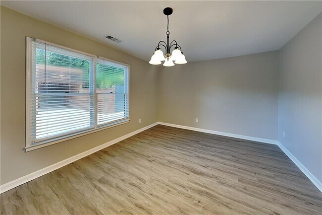 Building Photo - 1100 Lake Dr