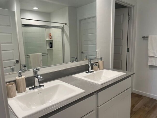 Building Photo - Large spacious 4 bedroom home located in cul de sac