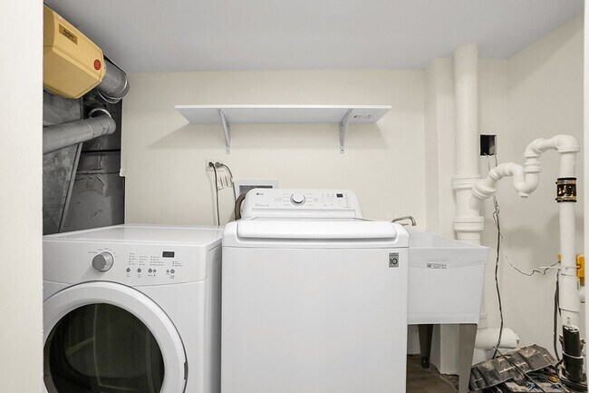 Building Photo - 6101 W 64th Pl