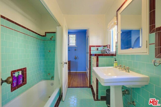 Building Photo - 4778 Cromwell Ave