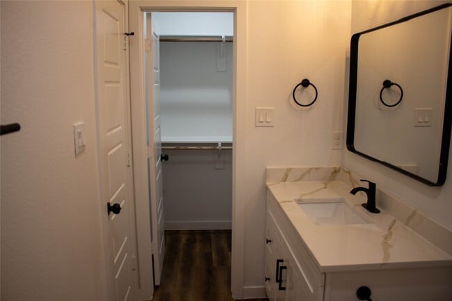 Building Photo - 106 Runnels St