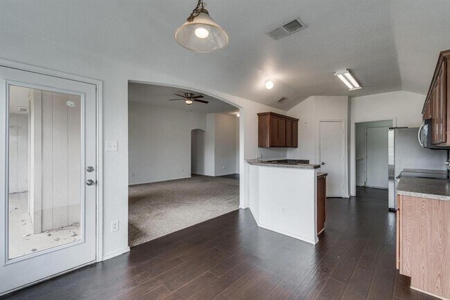 Building Photo - 1618 Sabine Dr
