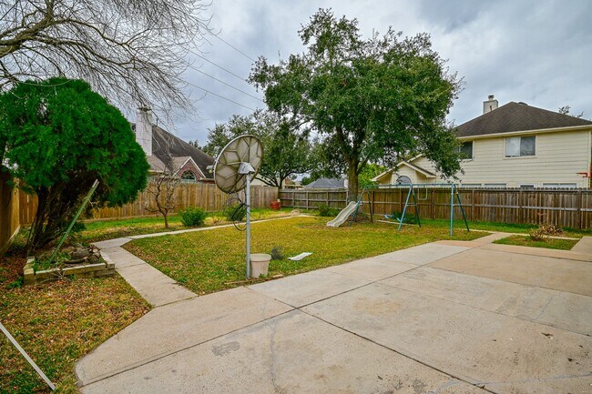 Building Photo - 12227 Meadowglen Dr