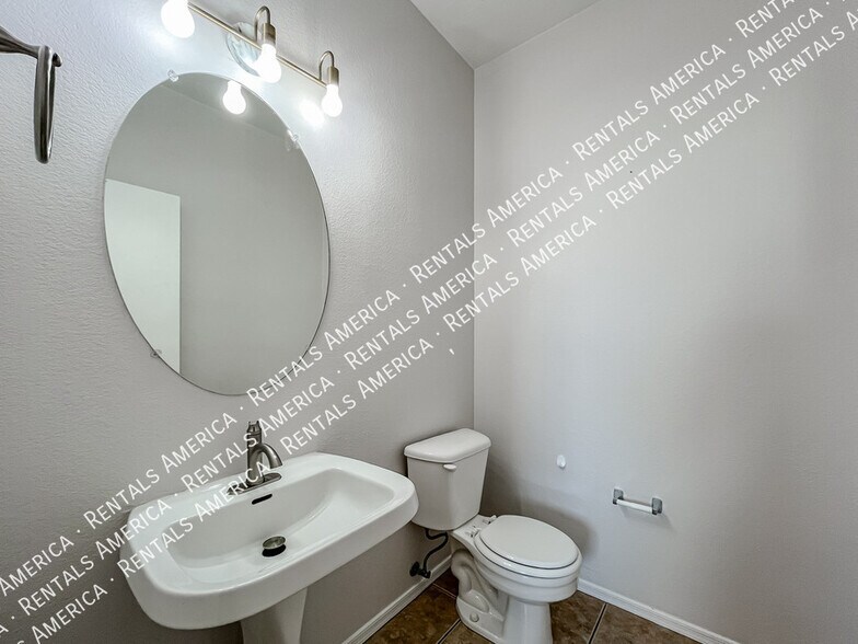 Building Photo - 9765 E Knowles Ave