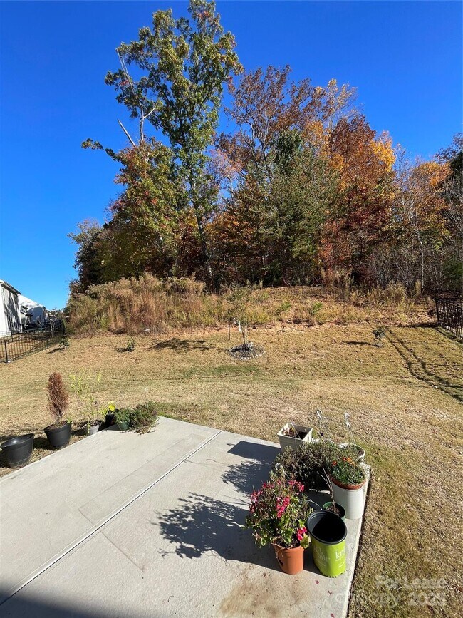 Building Photo - 398 Kennerly Center Dr