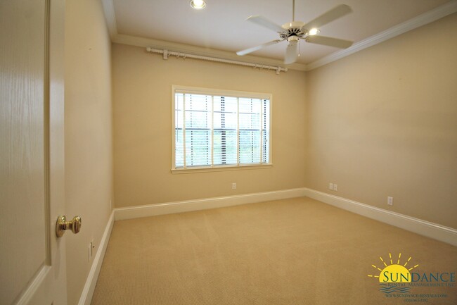 Building Photo - Stunning 3 Bedroom Waterfront Unit in Fort Walton!