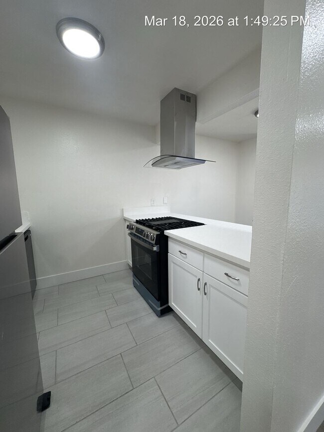 Building Photo - Charming upstairs unit rent ready! Newly remodeled!!