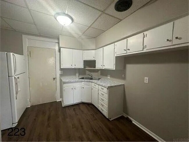 Building Photo - 227 Allen St