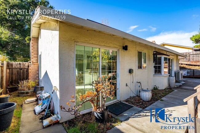 Building Photo - Delightful Vallejo home with solar.