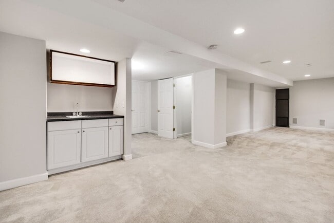 Building Photo - 3 Bed 2 Full Bath 2 Half Bath - Silver Spr...