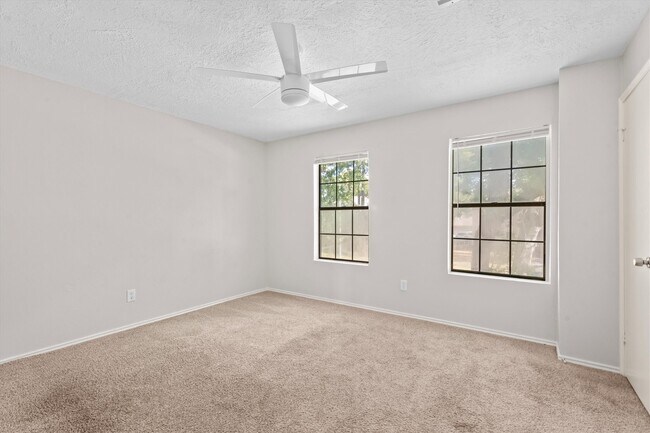 Building Photo - 16015 Southampton Dr