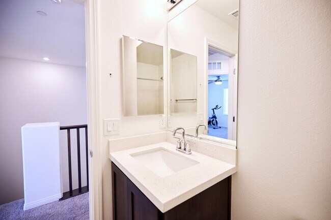 Building Photo - Henderson Townhome for rent