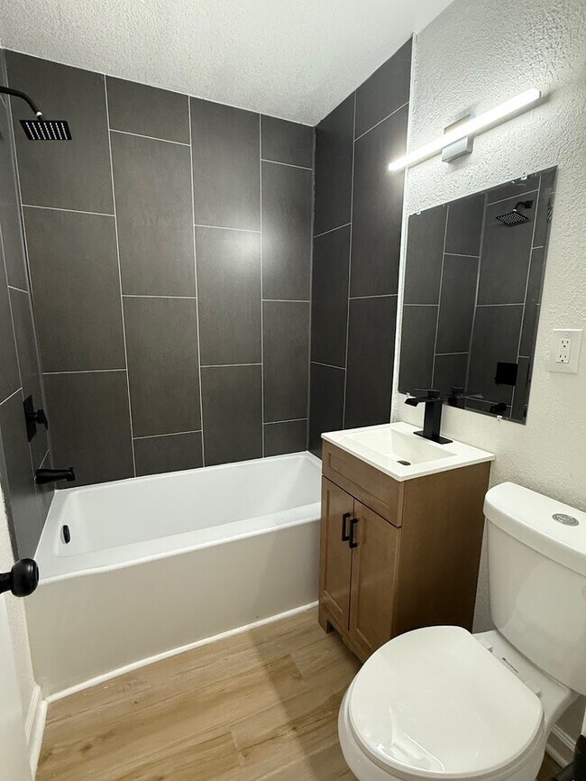 Building Photo - Newly remodeled 3 bedrooms and 2 full baths home located in Independence, MO