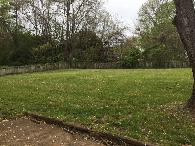 Building Photo - One Level House off Old Forest Road