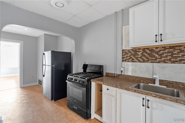 Building Photo - 319 N Salina St