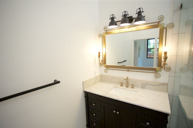 Building Photo - 2119 Hyperion Ave