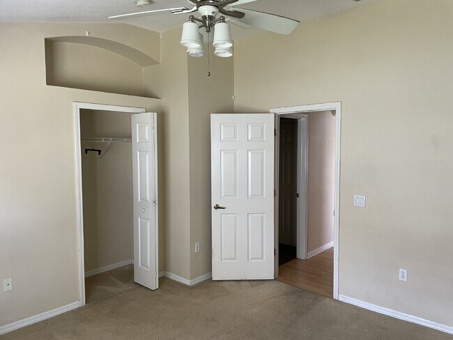 Building Photo - 3 Bedroom, 2 Bath Available Now in Beautif...