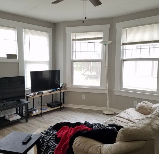 Building Photo - 110 W Lindburg St