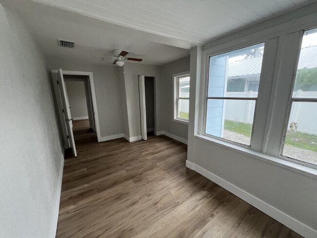 Building Photo - 3BR/1BA Home in Fort Myers with Large Detached Garage 20x25