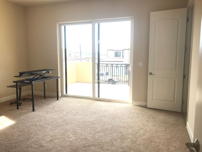 Building Photo - Spacious Home - Newer Build TOSCANO Neighb...