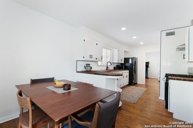 Building Photo - ~~COZY 3BD/2BA HOME! HIGHLANDS HIGH SCHOOL!!~~