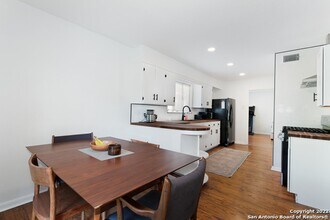 Building Photo - ~~COZY 3BD/2BA HOME! HIGHLANDS HIGH SCHOOL!!~~