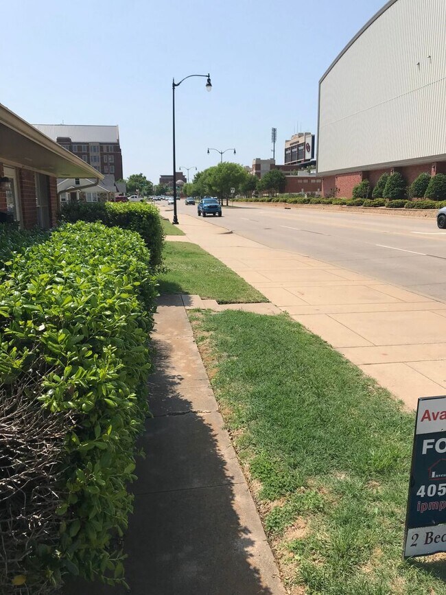 Building Photo - 310-314 E Lindsey St