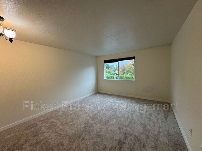 Building Photo - 3935 NW Fairway Ln