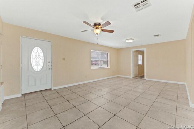 Building Photo - 3323 W Woodlawn Ave