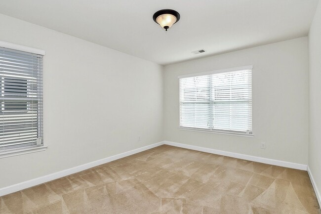 Building Photo - Beautiful three bedroom townhome