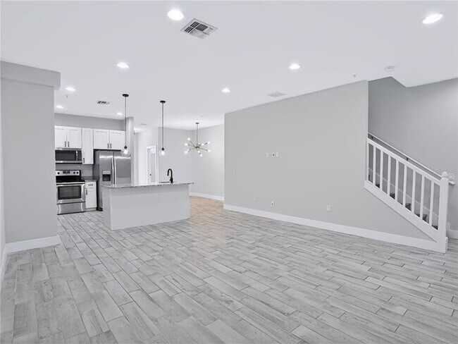Building Photo - 2233 E Kaley Ave