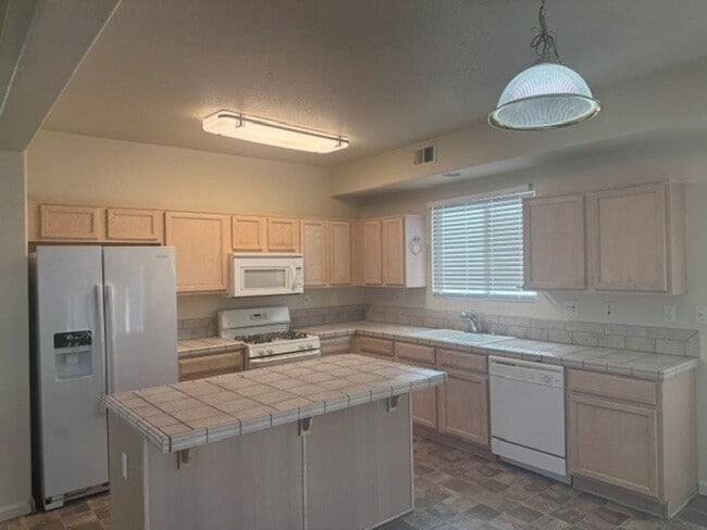 Building Photo - 4 Bedroom 3 Bath Two Story Home, New Flooring, New Interior Paint