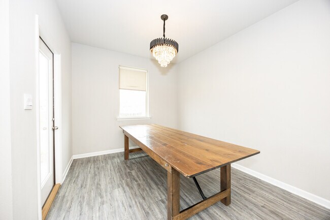 Building Photo - 13667 Willamette Wy