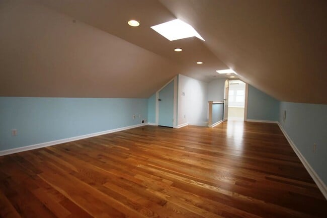 Building Photo - Lovely Craftsman Style Home Ballard !