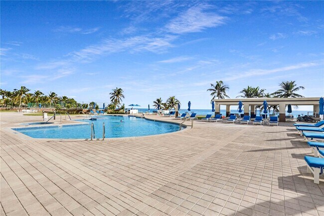 Building Photo - 17555 Collins Ave