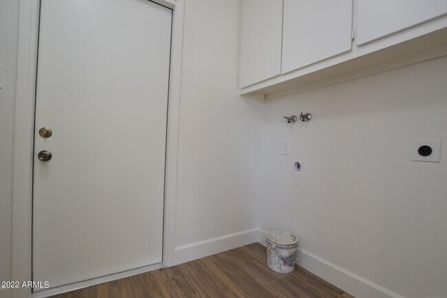 Building Photo - 2206 W Silvergate Dr