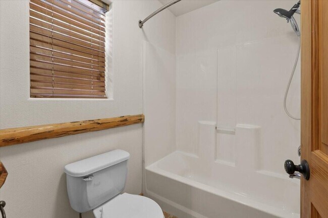 Building Photo - 432 Chipowood