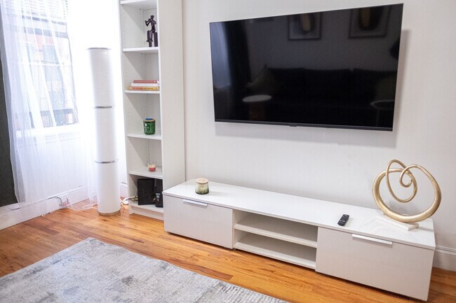 Building Photo - 305 E 95th St