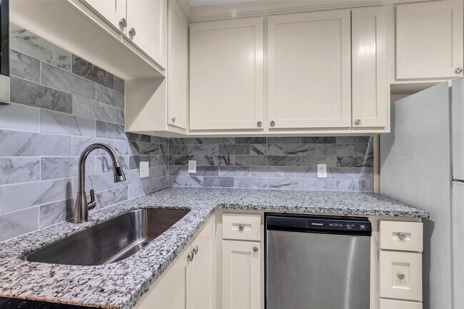 Building Photo - 1311 Antoine Dr