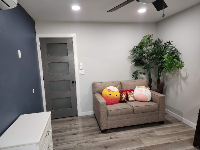 Building Photo - 3207 E Juniper Ave