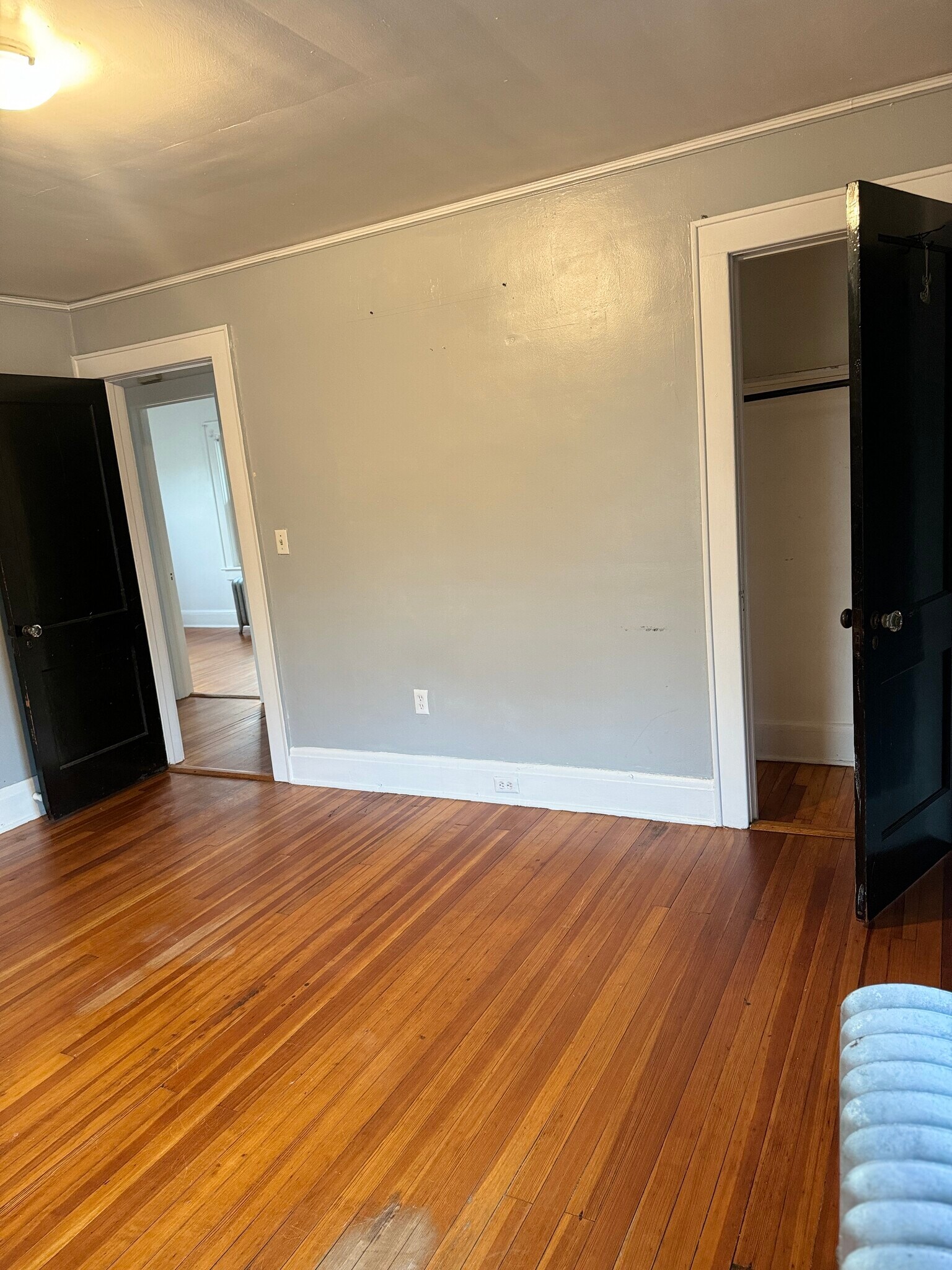 Living room photo 2 - 836 W 6th St