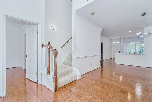 Building Photo - 985 Lambourne Ln