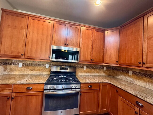 Building Photo - Gorgeous 4 Bedroom Townhome in Briargate