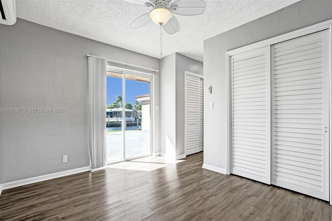 Building Photo - 949 SE 10th Ct